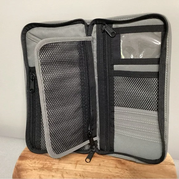 ⚫️ L L Bean Documents / Passport / Travel Organizer - Unisex - Excellent - Picture 6 of 12